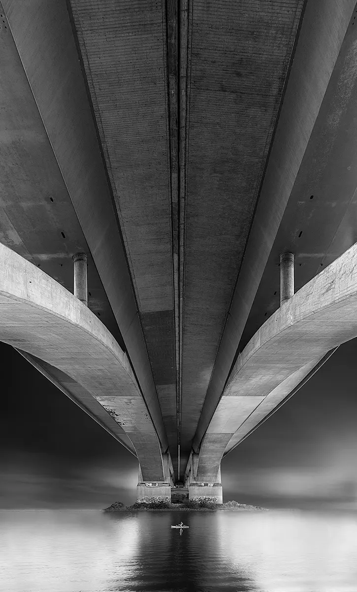 einzelner Wasserwanderer unter der Elbbrücke "Sachsenbrücke" bei Pirna/Sachsen